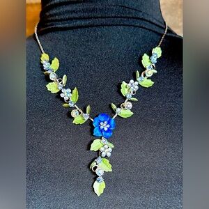 Blue Tone Rhinestone Flower Choker Necklace Unsigned Leaves Silver Chain